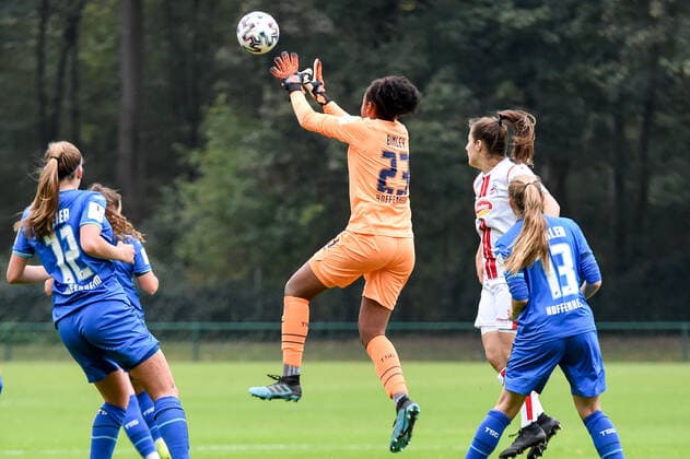 Louisa Binley (Torfrau TSG, 23) fängt den Ball, Aktion, Action, Spielszene, 17.10.2020, Köln (Deutschland), Fussball, 2. Frauen-Bundesliga Süd, 1. FC Köln - TSG 1899 Hoffenheim II, DFB DFL REGULATIONS PROHIBIT ANY USE OF PHOTOGRAPHS AS IMAGE SEQUENCES AND OR QUASI-VIDEO.