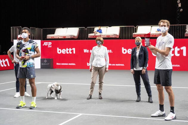 Im SIEGEREHRUNG von Alexander ZVEREV (GER), Alexander ZVEREV (GER) vs. Felix AUGER-ALIASSIME (CAN), TENNIS, bett1hulks Indoor, FINALE, 18.10.2020, GER, TENNIS, ATP, Tennis Herren TOUR, bett1hulks Indoor, FINALE, Alexander ZVEREV (GER) vs. Felix AUGER-ALIASSIME (CAN), 18.10.2020 KOELN Copyright: xEibnerxPressefotox xBenjaminxSOELZERx EP_BSO