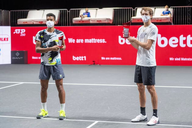 Im SIEGEREHRUNG von Alexander ZVEREV (GER), Alexander ZVEREV (GER) vs. Felix AUGER-ALIASSIME (CAN), TENNIS, bett1hulks Indoor, FINALE, 18.10.2020, GER, TENNIS, ATP, Tennis Herren TOUR, bett1hulks Indoor, FINALE, Alexander ZVEREV (GER) vs. Felix AUGER-ALIASSIME (CAN), 18.10.2020 KOELN Copyright: xEibnerxPressefotox xBenjaminxSOELZERx EP_BSO