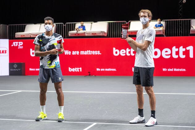 Im SIEGEREHRUNG von Alexander ZVEREV (GER), Alexander ZVEREV (GER) vs. Felix AUGER-ALIASSIME (CAN), TENNIS, bett1hulks Indoor, FINALE, 18.10.2020, GER, TENNIS, ATP, Tennis Herren TOUR, bett1hulks Indoor, FINALE, Alexander ZVEREV (GER) vs. Felix AUGER-ALIASSIME (CAN), 18.10.2020 KOELN Copyright: xEibnerxPressefotox xBenjaminxSOELZERx EP_BSO