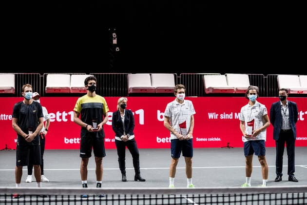 bett1HULKS Indoors - ATP, Tennis Herren 250; Koeln, 18.10.2020 Die Finalisten im Doppel: Lukasz KUBOT (POL), Marcelo MELO (BRA), Nicolas MAHUT (FRA) und Pierre-Hugues Herbert (FRA) Dahinter: Adam Szpyt, Geschaeftsfuehrer der bett1.de GmbH und Titelsponsor, Barbara Rittner, Turnierdirektorin und Bundestrainerin des Deutschen Tennis Bundes (DTB), Edwin Weindorfer, CEO der e motion group und Veranstalter bett1HULKS Indoors - ATP 250 am 18.10.2020 in Koeln (LANXESSarena), Deutschland Copyright: xBEAUTIFULxSPORTS Wunderlx