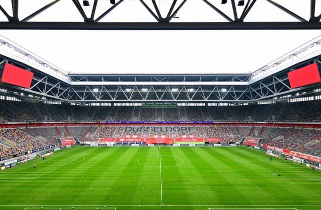 Fussball, Bundesliga, Deutschland, Herren, Saison 2020 2021, 4. Spieltag, Merkur-Spiel-Arena Düsseldorf, Fortuna Düsseldorf, F95 (rot) - Jahn Regensburg (schwarz) 2:2; Übersicht der leeren Merkur-Spiel-Arena. Feature, Symbol, Symbolbild, Corona, Covid-19, Geisterspiel. DFL REGULATIONS PROHIBIT ANY USE OF PHOTOGRAPHS AS IMAGE SEQUENCES AND OR QUASI-VIDEO