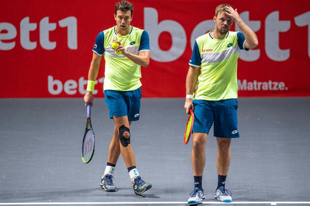 Im Andreas MIES (GER) und Kevin KRAWIETZ (GER) , Kevin KRAWIETZ (GER), Andreas MIES (GER) vs. Alexander ZVEREV (GER), Mischa ZVEREV (GER), TENNIS, bett1HULKS Championship, 22.10.2020, GER, TENNIS, ATP, Tennis Herren TOUR, bett1HULKS Championship, Kevin KRAWIETZ (GER), Andreas MIES (GER) vs. Alexander ZVEREV (GER), Mischa ZVEREV (GER), 22.10.2020 KOELN Copyright: xEibnerxPressefotox xBenjaminxSOELZERx EP_BSO