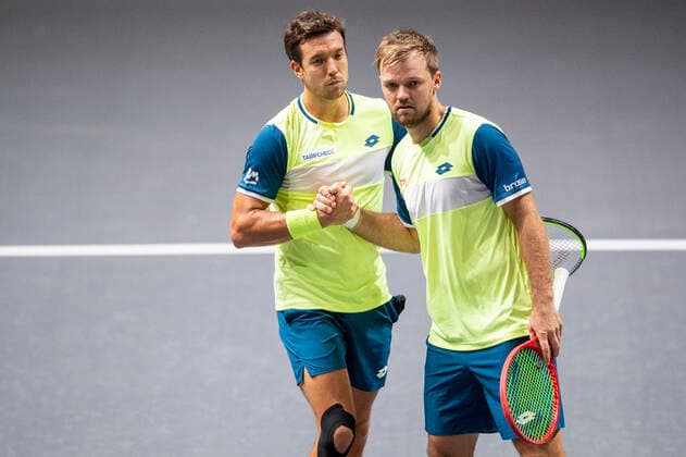 Im Siegesjubel von Andreas MIES (GER) und Kevin KRAWIETZ (GER) , Kevin KRAWIETZ (GER), Andreas MIES (GER) vs. Alexander ZVEREV (GER), Mischa ZVEREV (GER), TENNIS, bett1HULKS Championship, 22.10.2020, GER, TENNIS, ATP, Tennis Herren TOUR, bett1HULKS Championship, Kevin KRAWIETZ (GER), Andreas MIES (GER) vs. Alexander ZVEREV (GER), Mischa ZVEREV (GER), 22.10.2020 KOELN Copyright: xEibnerxPressefotox xBenjaminxSOELZERx EP_BSO