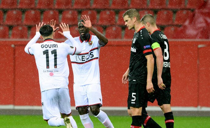 Fussball, UEFA Europa League, Herren, Saison 2020 2021, Gruppe C, 1. Spieltag, BayArena Leverkusen, Bayer Leverkusen (schwarz) - OGC Nizza (weiss); Jubel Amine Gouiri (NIZ) nach seinem Tor zum 2:1, zusammen mit Stanley Nsoki (NIZ), daneben Sven Bender (LEV), Lars Bender (LEV). Jubel, Freude, Aktion, Enttäuschung, Frust. DFL UEFA REGULATIONS PROHIBIT ANY USE OF PHOTOGRAPHS AS IMAGE SEQUENCES AND OR QUASI-VIDEO