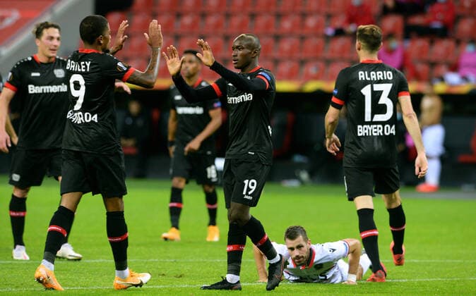 Fussball, UEFA Europa League, Herren, Saison 2020 2021, Gruppe C, 1. Spieltag, BayArena Leverkusen, Bayer Leverkusen (schwarz) - OGC Nizza (weiss); Jubel Moussa Diaby (LEV) nach seinem Tor zum 3:1, zusammen mit Leon Bailey (LEV). Jubel, Freude, Aktion. DFL UEFA REGULATIONS PROHIBIT ANY USE OF PHOTOGRAPHS AS IMAGE SEQUENCES AND OR QUASI-VIDEO