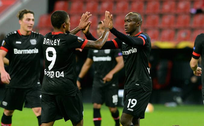 Fussball, UEFA Europa League, Herren, Saison 2020 2021, Gruppe C, 1. Spieltag, BayArena Leverkusen, Bayer Leverkusen (schwarz) - OGC Nizza (weiss); Jubel Moussa Diaby (LEV) nach seinem Tor zum 3:1, zusammen mit Leon Bailey (LEV). Jubel, Freude, Aktion. DFL UEFA REGULATIONS PROHIBIT ANY USE OF PHOTOGRAPHS AS IMAGE SEQUENCES AND OR QUASI-VIDEO