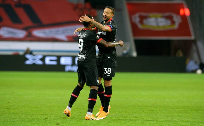 Fussball, UEFA Europa League, Herren, Saison 2020 2021, Gruppe C, 1. Spieltag, BayArena Leverkusen, Bayer Leverkusen (schwarz) - OGC Nizza (weiss); Jubel Karim Bellarabi (LEV) nach seinem Tor zum 4:1, zusammen mit Leon Bailey (LEV). Jubel, Freude, Aktion. DFL UEFA REGULATIONS PROHIBIT ANY USE OF PHOTOGRAPHS AS IMAGE SEQUENCES AND OR QUASI-VIDEO