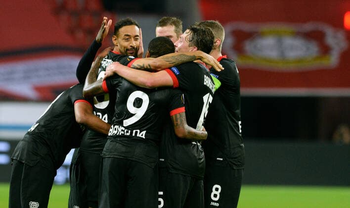 Fussball, UEFA Europa League, Herren, Saison 2020 2021, Gruppe C, 1. Spieltag, BayArena Leverkusen, Bayer Leverkusen (schwarz) - OGC Nizza (weiss); Jubel Karim Bellarabi (LEV) nach seinem Tor zum 4:1, zusammen mit Leon Bailey (LEV). Jubel, Freude, Aktion. DFL UEFA REGULATIONS PROHIBIT ANY USE OF PHOTOGRAPHS AS IMAGE SEQUENCES AND OR QUASI-VIDEO
