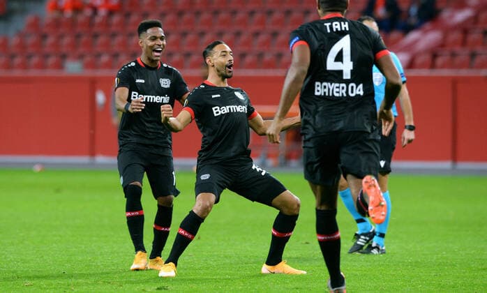 Fussball, UEFA Europa League, Herren, Saison 2020 2021, Gruppe C, 1. Spieltag, BayArena Leverkusen, Bayer Leverkusen (schwarz) - OGC Nizza (weiss); Jubel Karim Bellarabi (LEV) nach seinem Tor zum 5:1, zusammen mit Wendell (LEV). Jubel, Freude, Aktion. DFL UEFA REGULATIONS PROHIBIT ANY USE OF PHOTOGRAPHS AS IMAGE SEQUENCES AND OR QUASI-VIDEO