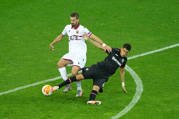 Fussball , Europa League, Saison 2020 2021, Corona Zeit, Covid-19, Bayer 04 Leverkusen vs OGC Nizza , Gruppenphase, Gruppe C, 22.10.2020, Bayarena Leverkusen , morgan schneiderlin, nizza, , exequiel palacios Bayer 04 Leverkusen ,