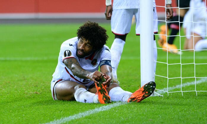 Fussball, UEFA Europa League, Herren, Saison 2020 2021, Gruppe C, 1. Spieltag, BayArena Leverkusen, Bayer Leverkusen (schwarz) - OGC Nizza (weiss) 6:2; Dante (NIZ) enttäuscht. Enttäuschung, Frust, Aktion, Einzelbild. DFL UEFA REGULATIONS PROHIBIT ANY USE OF PHOTOGRAPHS AS IMAGE SEQUENCES AND OR QUASI-VIDEO
