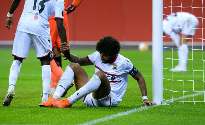 Fussball, UEFA Europa League, Herren, Saison 2020 2021, Gruppe C, 1. Spieltag, BayArena Leverkusen, Bayer Leverkusen (schwarz) - OGC Nizza (weiss) 6:2; Dante (NIZ) enttäuscht. Enttäuschung, Frust, Aktion, Einzelbild. DFL UEFA REGULATIONS PROHIBIT ANY USE OF PHOTOGRAPHS AS IMAGE SEQUENCES AND OR QUASI-VIDEO