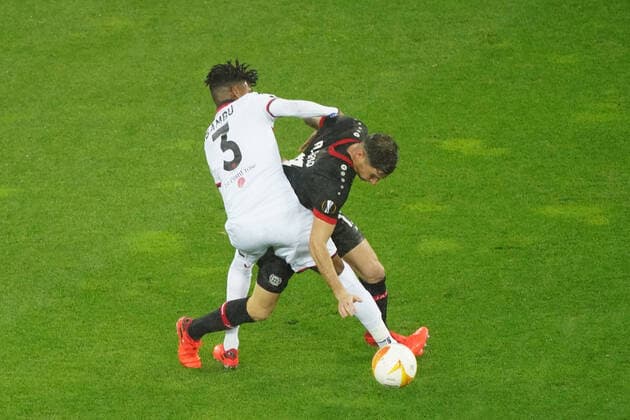 Fussball , Europa League, Saison 2020 2021, Corona Zeit, Covid-19, Bayer 04 Leverkusen vs OGC Nizza , Gruppenphase, Gruppe C, 22.10.2020, Bayarena Leverkusen , robson Bambu, OGC Nizza Lucas Alario, Bayer 04 Leverkusen ,