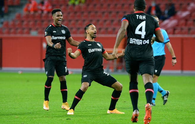 Fussball, UEFA Europa League, Herren, Saison 2020 2021, Gruppe C, 1. Spieltag, BayArena Leverkusen, Bayer Leverkusen (schwarz) - OGC Nizza (weiss) 6:2; Jubel Karim Bellarabi (LEV) nach seinem Tor zum 5:1, zusammen mit Wendell (LEV). Jubel, Freude, Aktion. DFL UEFA REGULATIONS PROHIBIT ANY USE OF PHOTOGRAPHS AS IMAGE SEQUENCES AND OR QUASI-VIDEO