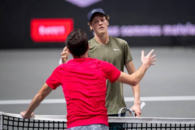 Im Gilles SIMON (FRA), Jannik SINNER (ITA) (v.l.) nach dem Sieg von Jannik SINNER (ITA) Gilles SIMON (FRA) vs. Jannik SINNER (ITA), TENNIS, bett1HULKS Championship, 23.10.2020, GER, TENNIS, ATP, Tennis Herren TOUR, bett1HULKS Championship,Gilles SIMON (FRA) vs. Jannik SINNER (ITA), 23.10.2020 KOELN Copyright: xEibnerxPressefotox xBenjaminxSOELZERx EP_BSO