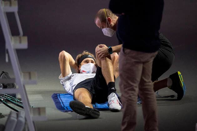 Im Verletzung bei Alexander ZVEREV (GER) , Alexander ZVEREV (GER) vs. Adrian MANNARINO (FRA), TENNIS, bett1HULKS Championship, 23.10.2020, GER, TENNIS, ATP, Tennis Herren TOUR, bett1HULKS Championship, Alexander ZVEREV (GER) vs. Adrian MANNARINO (FRA), 23.10.2020 KOELN Copyright: xEibnerxPressefotox xBenjaminxSOELZERx EP_BSO