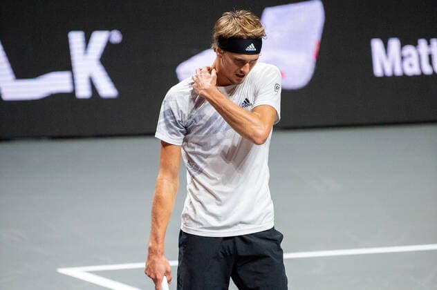 Im Alexander ZVEREV (GER) regt sich beim Schiedsrichter ueber die knappe Aus-Entscheidung auf - die HawkEyes seien nicht richtig, Alexander ZVEREV (GER) vs. Jannik SINNER (ITA), TENNIS, bett1hulks Indoor, 24.10.2020, GER, TENNIS, ATP, Tennis Herren TOUR, bett1hulks Championship, Alexander ZVEREV (GER) vs. Jannik SINNER (ITA), 24.10.2020 Copyright: xEibnerxPressefotox xBenjaminxSOELZERx EP_BSO