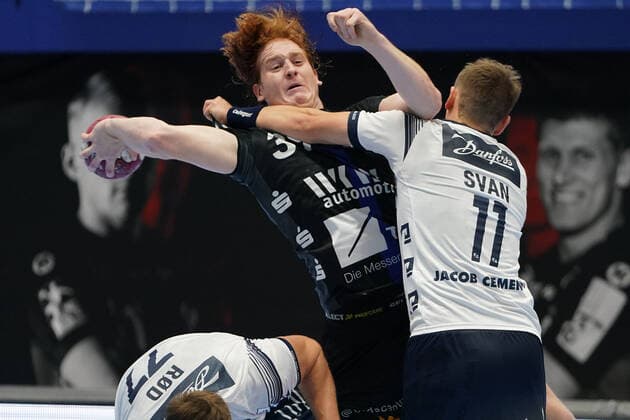 GER, 1. HBL. Herren, Bergischer HC vs. SG Flensburg Handewitt 31.10.2020, Klingenhalle, Solingen, GER, 1. HBL. Herren, Bergischer HC vs. SG Flensburg Handewitt, im Bild picture shows: Lukas Stutzke (BHC 39), im Zweikampf gegen Lasse Svan (Flensburg 11),