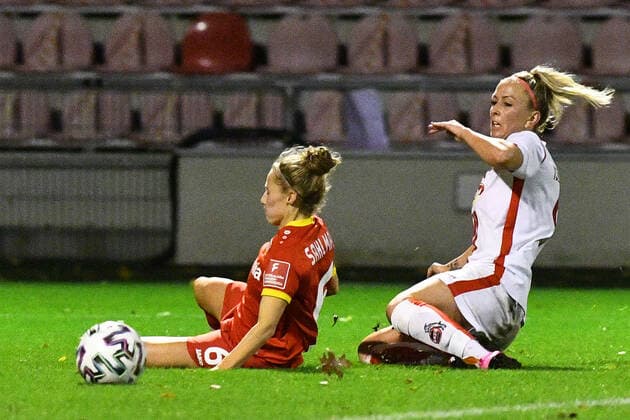 v.li.: Henrike Sahlmann (B04, 6), Mandy Islacker (Köln, 8) passt zu Amber Barett (Köln, 22, nicht im Bild, not pictured), die den Siegtreffer erzielt, Aktion, Action, Spielszene, 01.11.2020, Köln (Deutschland), Fussball, DFB-Pokal Frauen, 2. Runde, 1. FC Köln - Bayer 04 Leverkusen, DFB DFL REGULATIONS PROHIBIT ANY USE OF PHOTOGRAPHS AS IMAGE SEQUENCES AND OR QUASI-VIDEO.