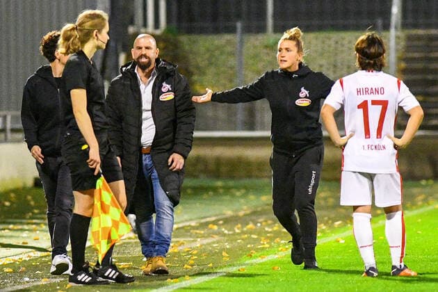 v.li.: Isabel Steinke (Assistentin) , Sascha Glass (Trainer FC Köln), Mirella Junker (Co-Trainer FC Köln), reklamiert, beschwert sich, beschweren, meckern, pessimistisch, Action, Aktion, nach nicht gegebenen Fousspiels, 01.11.2020, Köln (Deutschland), Fussball, DFB-Pokal Frauen, 2. Runde, 1. FC Köln - Bayer 04 Leverkusen, DFB DFL REGULATIONS PROHIBIT ANY USE OF PHOTOGRAPHS AS IMAGE SEQUENCES AND OR QUASI-VIDEO.