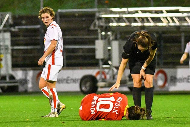 v.li.: Anja Pfluger (Köln, 20), Milena Nikolic (B04, 10), Foul, Foulspiel, 01.11.2020, Köln (Deutschland), Fussball, DFB-Pokal Frauen, 2. Runde, 1. FC Köln - Bayer 04 Leverkusen, DFB DFL REGULATIONS PROHIBIT ANY USE OF PHOTOGRAPHS AS IMAGE SEQUENCES AND OR QUASI-VIDEO.