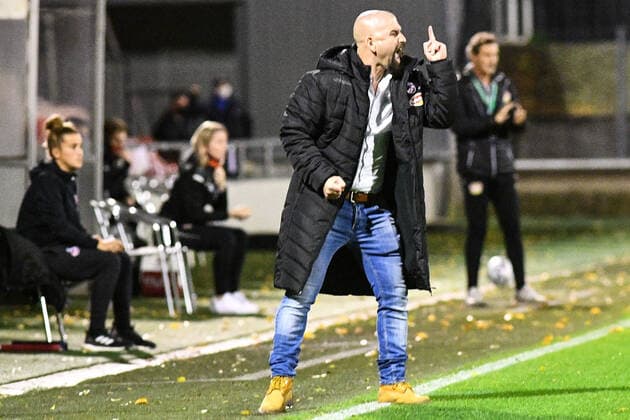 Sascha Glass (Trainer FC Köln) gibt Anweisungen, gestikuliert, mit den Armen gestikulieren, gives instructions, gesticulate, 01.11.2020, Köln (Deutschland), Fussball, DFB-Pokal Frauen, 2. Runde, 1. FC Köln - Bayer 04 Leverkusen, DFB DFL REGULATIONS PROHIBIT ANY USE OF PHOTOGRAPHS AS IMAGE SEQUENCES AND OR QUASI-VIDEO.