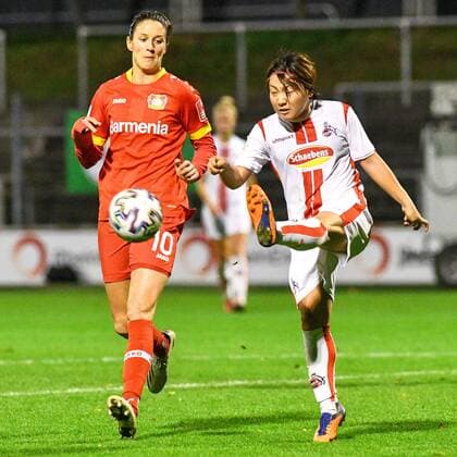 v.li.: Milena Nikolic (B04, 10), Yuka Hirano (Köln, 17), Zweikampf, Duell, duel, tackle, tackling, Dynamik, Action, Aktion, 01.11.2020, Köln (Deutschland), Fussball, DFB-Pokal Frauen, 2. Runde, 1. FC Köln - Bayer 04 Leverkusen, DFB DFL REGULATIONS PROHIBIT ANY USE OF PHOTOGRAPHS AS IMAGE SEQUENCES AND OR QUASI-VIDEO.