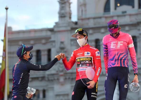 (L-R) Ecuadorian rider Richard Carapaz, of Ineos Grenadiers team, second place; Slovenian rider Primoz Roglic, of Jumbo-Visma team, first place; and British Hugh Carthy, of EF Pro Cycling, third place, celebrate on the podium following the final stage of the Vuelta a Espana 2020 cycling race, a 124.2 km race from La Zarzuela horse racecourse to Madrid, central Spain, 08 November 2020. Vuelta a Espana 2020 - Final stage !ACHTUNG: NUR REDAKTIONELLE NUTZUNG! Copyright: xKikoxHuescax GRAF6412 20201108-637404555953106297