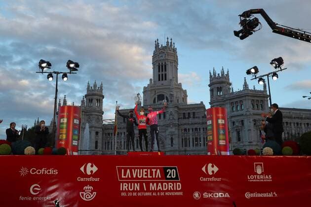 (L-R) Ecuadorian rider Richard Carapaz, of Ineos Grenadiers team, second place; Slovenian rider Primoz Roglic, of Jumbo-Visma team, first place; and British Hugh Carthy, of EF Pro Cycling, third place, celebrate on the podium following the final stage of the Vuelta a Espana 2020 cycling race, a 124.2 km race from La Zarzuela horse racecourse to Madrid, central Spain, 08 November 2020. Vuelta a Espana 2020 - Final stage !ACHTUNG: NUR REDAKTIONELLE NUTZUNG! Copyright: xKikoxHuescax GRAF6439 20201108-637404559228766018