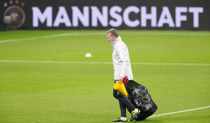 Sport Bilder des Tages Training Deutschland 10.11.2020 Leipzig, 10.11.2020, Fussball, Red Bull Arena, Training der Deutschen Nationalmannschaft am Vorabend des Testländerspieles , Deutschland GER vs. Tschechien CZE , Im Bild; Torwarttrainer Andreas Köpfe Koepke, Deutschland , Gemäß den Vorgaben der DFB Deutscher Fussballbund ist es untersagt, in dem Stadion und oder vom Spiel angefertigte Fotoaufnahmen in Form von Sequenzbildern und oder videoähnlichen Fotostrecken zu verwerten bzw. verwerten zu lassen. ,