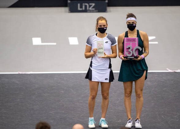 15.11.2020, TipsArena, Linz, AUT, WTA, Tennis Damen Tour, Upper Austria Ladies Linz, Finale, Siegerehrung, im Bild v.l. Elise Mertens (BEL), Aryna Sabalenka (BLR) during the winner ceremony for the final match of WTA Upper Austria Ladies Linz Tournament at the TipsArena in Linz, Austria on 2020 11 15.