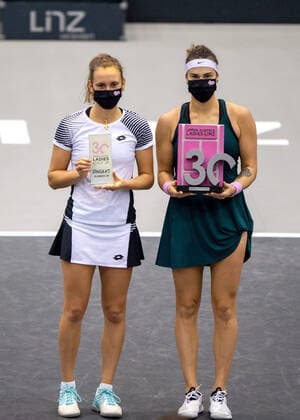 15.11.2020, TipsArena, Linz, AUT, WTA, Tennis Damen Tour, Upper Austria Ladies Linz, Finale, Siegerehrung, im Bild v.l. Elise Mertens (BEL), Aryna Sabalenka (BLR) during the winner ceremony for the final match of WTA Upper Austria Ladies Linz Tournament at the TipsArena in Linz, Austria on 2020 11 15.