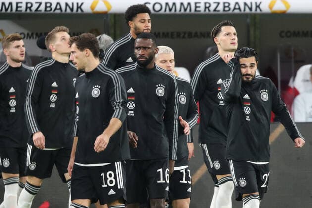 v.l. Leon Goretzka (Deutschland,18),Antonio Ruediger Rüdiger (Deutschland,16),Serge Gnabry (Deutschland,20),Philipp Max (Deutschland,13),Robin Koch (Deutschland,2),Ilkay Guendogan Gündogan (Deutschland,21) - Die Spieler kommen mit speziellen Hymnenjacken zum Spiel, bei einem Gewinnspiel in der BILD vom Mobilitätspartner des DFB Volkswagen konnten Kinder ihren Namen auf der Jacke gewinnen, da wegen der Corona Pandemie keine Einlaufkinder erlaubt sind - Nations League Deutschland vs. Ukraine in der Red Bull Arena in Leipzig - Fußball,Mann,Männer,Deutschland,14.11.2020