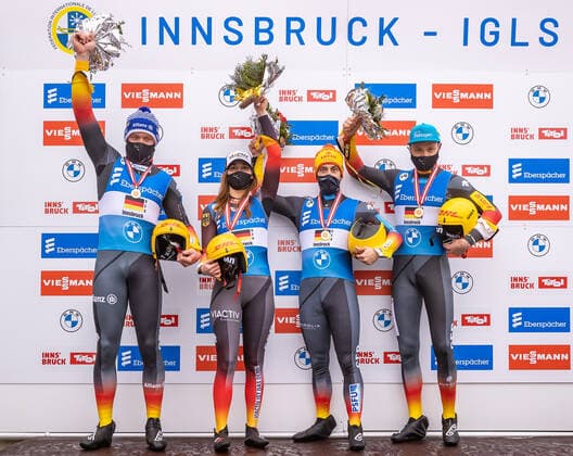 29.11.2020, Olympia Eiskanal, Innsbruck, AUT, Viessmann Rennrodel Weltcup, Igls, Team-Staffel Bewerb, Siegerehrung, im Bild Julia Taubitz, Felix Loch, Toni Eggert und Sascha Benecken (GER, 1. Platz) winning team Germany with Julia Taubitz Felix Loch Toni Eggert andSascha Benecken during the winner ceremony for the Team Relay Competition of Viessmann World Cup at the Olympia Eiskanal in Innsbruck, Austria on 2020 11 29.