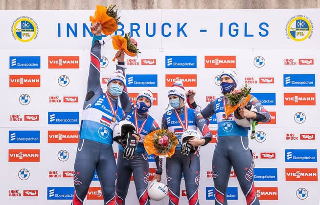 29.11.2020, Olympia Eiskanal, Innsbruck, AUT, Viessmann Rennrodel Weltcup, Igls, Team-Staffel Bewerb, Siegerehrung, im Bild Viktoriia Demchenko, Semen Pavlichenko, Vsevolod Kashkin und Konstantin Korshunov (RUS) third placed team Russia with Viktoriia Demchenko Semen Pavlichenko Vsevolod Kashkin andKonstantin Korshunov during the winner ceremony for the Team Relay Competition of Viessmann World Cup at the Olympia Eiskanal in Innsbruck, Austria on 2020 11 29.