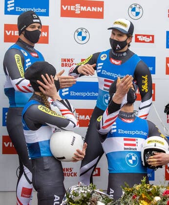 29.11.2020, Olympia Eiskanal, Innsbruck, AUT, Viessmann Rennrodel Weltcup, Igls, Team-Staffel Bewerb, im Bild Team Österreich mit Madeleine Egle, Jonas Mueller, Thomas Steu und Lorenz Koller (AUT, 3. Platz) Team Austria with Madeleine Egle Jonas Mueller Thomas Steu andLorenz Koller reacts after the Team Relay Competition of Viessmann World Cup at the Olympia Eiskanal in Innsbruck, Austria on 2020 11 29.