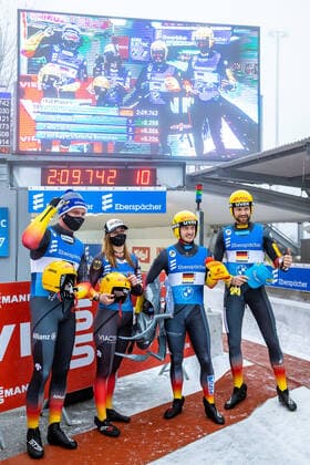 29.11.2020, Olympia Eiskanal, Innsbruck, AUT, Viessmann Rennrodel Weltcup, Igls, Team-Staffel Bewerb, im Bild Julia Taubitz, Felix Loch, Toni Eggert und Sascha Benecken (GER, 1. Platz) winning team Germany with Julia Taubitz Felix Loch Toni Eggert andSascha Benecken reacts after the Team Relay Competition of Viessmann World Cup at the Olympia Eiskanal in Innsbruck, Austria on 2020 11 29.
