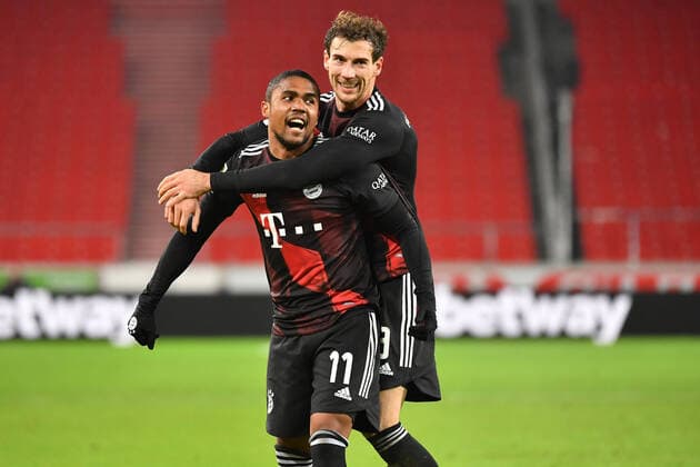 Torjubel Douglas COSTA (Bayern Muenchen) nach Tor zum 1-3 mit Leon GORETZKA (Bayern Muenchen,re), Jubel,Freude,Begeisterung, Aktion, Fussball 1. Bundesliga Saison 2020 2021, 9.Spieltag, Spieltag09, VfB Stuttgart - FC Bayern Muenchen 1-3 am 28.11.2020 in der Mercedes-Benz-Arena Stuttgart. DFL REGULATIONS PROHIBIT ANY USE OF PHOTOGRAPHS AS IMAGE SEQUENCES AND OR QUASI-VIDEO.EDITORIAL USE ONLY. Nur fuer journalistische Zwecke!