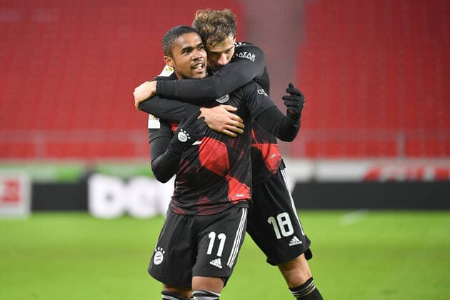 Torjubel Douglas COSTA (Bayern Muenchen) nach Tor zum 1-3 mit Leon GORETZKA (Bayern Muenchen,re), Jubel,Freude,Begeisterung, Aktion, Fussball 1. Bundesliga Saison 2020 2021, 9.Spieltag, Spieltag09, VfB Stuttgart - FC Bayern Muenchen 1-3 am 28.11.2020 in der Mercedes-Benz-Arena Stuttgart. DFL REGULATIONS PROHIBIT ANY USE OF PHOTOGRAPHS AS IMAGE SEQUENCES AND OR QUASI-VIDEO.EDITORIAL USE ONLY. Nur fuer journalistische Zwecke!