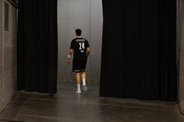 Frederik Simak (Füchse), auf dem Weg in die Kabine Füchse Berlin - Dinamo Bukarest European League, EHF Cup Mens , 2020 2021, Gruppenphase, Herren, Männer, men, Handball, Deutschland, Germany, Max-Schmeling-Halle Berlin, 1.12..2020