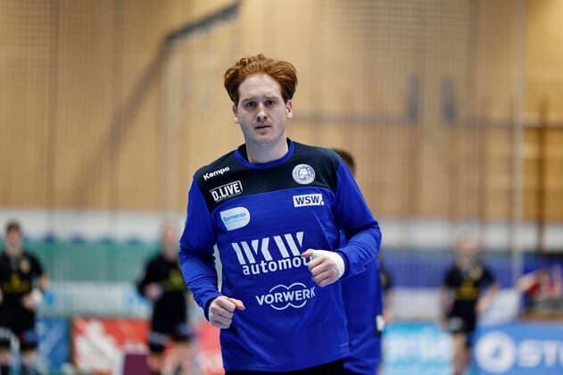 GER, 1. HBL. Herren, Bergischer HC vs. HSC 2000 Coburg 03.12.2020, Klingenhalle, Solingen, GER, 1. HBL. Herren, Bergischer HC vs. HSC 2000 Coburg, im Bild picture shows: beim Aufwaermen, Einzelaktion, Lukas Stutzke (BHC 39),