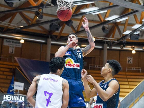 Bogdan Radosavljevic (HAKRO Merlins Crailsheim) und Trae Bell-Haynes (HAKRO Merlins Crailsheim) verteidigen, im Vordergrund Jorge Gutierrez (BG Goettingen), GER, HAKRO Merlins Crailsheim vs. BG Goettingen, 4. Spieltag easycredit Basketball Bundesliga, Spielzeit 2020 2021, 04.12.2020. GER, HAKRO Merlins Crailsheim vs. BG Goettingen, 4. Spieltag easycredit Basketball Bundesliga, Spielzeit 2020 2021, 04.12.2020. Crailsheim Copyright: xEibnerxPressefoto MichaelxMemmlex EP_MMR