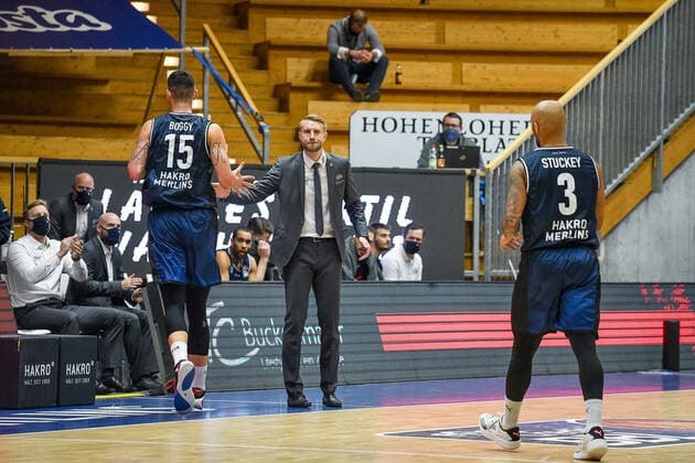 Tuomas Iisalo (HAKRO Merlins Crailsheim) klatscht zufrieden mit Bogdan Radosavljevic (HAKRO Merlins Crailsheim) ab, daneben Maurice Stuckey (HAKRO Merlins Crailsheim), GER, HAKRO Merlins Crailsheim vs. BG Goettingen, 4. Spieltag easycredit Basketball Bundesliga, Spielzeit 2020 2021, 04.12.2020. GER, HAKRO Merlins Crailsheim vs. BG Goettingen, 4. Spieltag easycredit Basketball Bundesliga, Spielzeit 2020 2021, 04.12.2020. Crailsheim Copyright: xEibnerxPressefoto MichaelxMemmlex EP_MMR