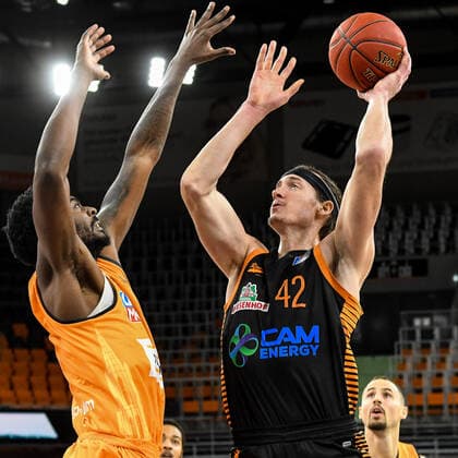 GER, BBL, ratiopharm ulm vs RASTA Vechta 06.12.2020, ratiopharm arena, Neu-Ulm, GER, BBL, ratiopharm ulm vs RASTA Vechta, im Bild Aric Holman (Ulm, 35) verteidigt gegen Dennis Clifford (Vechta, 42)