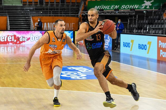 GER, BBL, ratiopharm ulm vs RASTA Vechta 06.12.2020, ratiopharm arena, Neu-Ulm, GER, BBL, ratiopharm ulm vs RASTA Vechta, im Bild Jean Salumu (Vechta, 13) zieht in Richtung Korb, John Petrucelli (Ulm, 7)