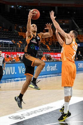 GER, BBL, ratiopharm ulm vs RASTA Vechta 06.12.2020, ratiopharm arena, Neu-Ulm, GER, BBL, ratiopharm ulm vs RASTA Vechta, im Bild Jean Salumu (Vechta, 13) geht zum Korb, John Petrucelli (Ulm, 7)