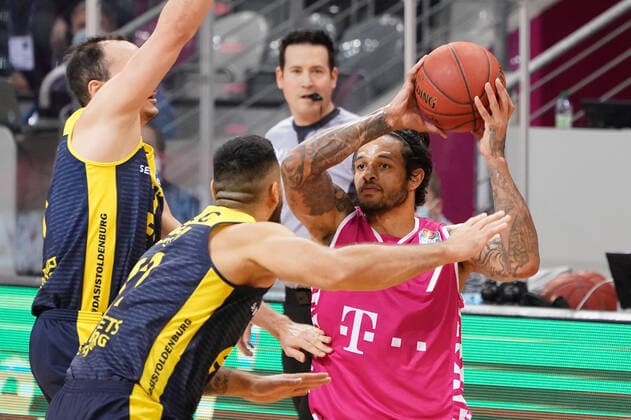 GER, easyCredit BBL, Herren, Telekom Baskets Bonn vs. EWE Baskets Oldenburg 06.12.2020, Telekom Dome, Bonn, GER, easyCredit BBL, Herren, Telekom Baskets Bonn vs. EWE Baskets Oldenburg, im Bild picture shows: Chris Babb (Telekom Bonn 7), im Zweikampf gegen Martin Breunig (Oldenburg 12),