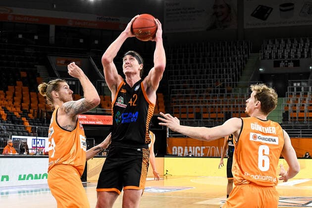 GER, BBL, ratiopharm ulm vs RASTA Vechta 06.12.2020, ratiopharm arena, Neu-Ulm, GER, BBL, ratiopharm ulm vs RASTA Vechta, im Bild Dylan Osetkowski (Ulm, 21), Dennis Clifford (Vechta, 42), Per Günther Guenther (Ulm, 6)