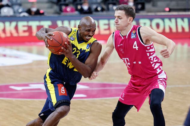 GER, easyCredit BBL, Herren, Telekom Baskets Bonn vs. EWE Baskets Oldenburg 06.12.2020, Telekom Dome, Bonn, GER, easyCredit BBL, Herren, Telekom Baskets Bonn vs. EWE Baskets Oldenburg, im Bild picture shows: Rickey Paulding (Oldenburg 23), im Zweikampf gegen Strahinja Micovic (Telekom Bonn 4),